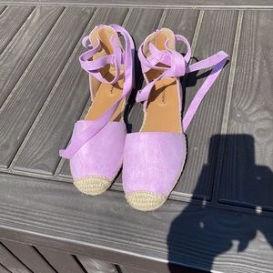 Comfortview size 10 lilac tie/zipper espadrilles